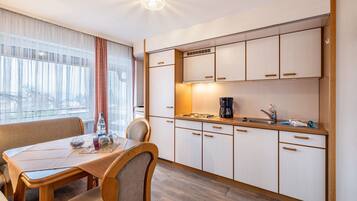 Kühlschrank, Herdplatte, Wasserkocher mit Kaffee-/Teezubehör