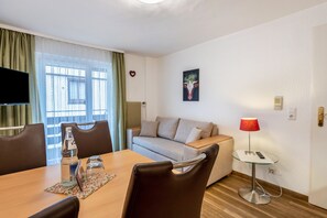 TV, tavolo da ping pong