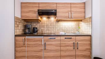 Jääkaappi, liesi, kahvin-/teenkeitin, vedenkeitin