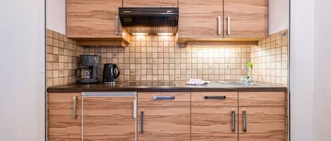 Fridge, stovetop, coffee/tea maker, electric kettle