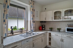 Een koelkast, een magnetron, een oven, een kookplaat