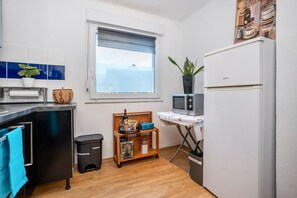 Frigorífico, microondas, horno y placa de cocina