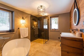 Shower, hair dryer, towels - Chalet 'Ferienchalet Schneiders' with Private Terrace, Private Garden and Wi-Fi (Wegscheid)
