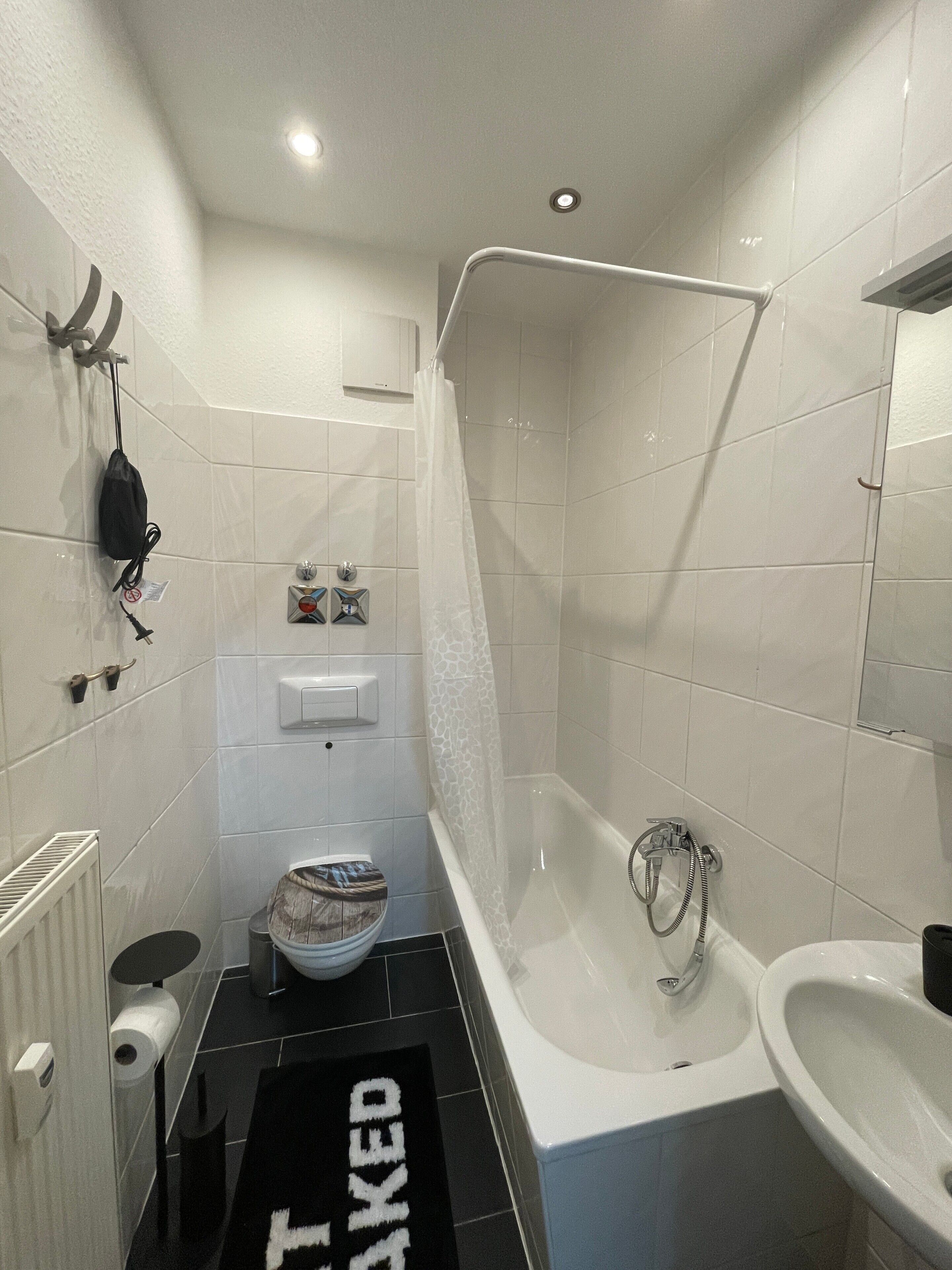 Dusche, Haartrockner, Handtücher