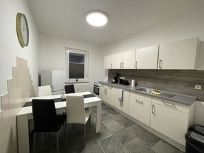 Fridge, oven, stovetop, dishwasher