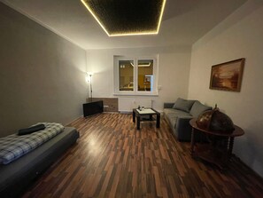 TV, tavolo da ping pong