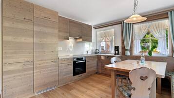 Een koelkast, een oven, een kookplaat, een vaatwasser