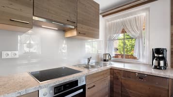 Een koelkast, een oven, een kookplaat, een vaatwasser