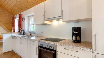 Een koelkast, een oven, een kookplaat, een vaatwasser