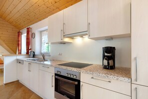 Een koelkast, een oven, een kookplaat, een vaatwasser