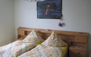 1 bedroom, desk, free WiFi, bed sheets - Apartment 'Haus Perkow' with Lake View, Private Terrace and Wi-Fi (Illingen-Hirzweiler)