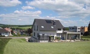 Exterior - Apartment 'Haus Perkow' with Lake View, Private Terrace and Wi-Fi (Illingen-Hirzweiler)