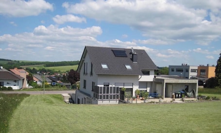 外観. Apartment 'Haus Perkow' with Lake View, Private Terrace and Wi-Fi