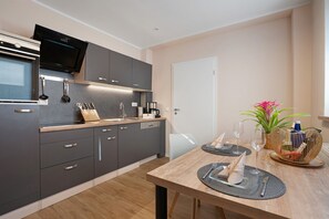 Frigorifero, forno, piano cottura, lavastoviglie