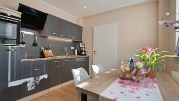Coffee/tea maker, fridge, oven, stovetop