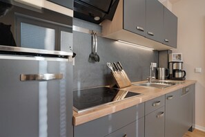 Frigorifero, forno, piano cottura, lavastoviglie