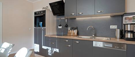 Réfrigérateur, un four, surface de cuisson, lave-vaisselle