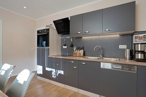 Fridge, oven, stovetop, dishwasher - Apartment 'Romantische Fewo Sächs Schweiz' with Shared Terrace and Wi-Fi (Rathmannsdorf)