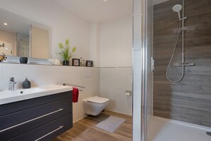 Ducha, artículos de tocador gratuitos, secador de pelo, toallas