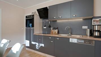 Coffee/tea maker, fridge, oven, stovetop