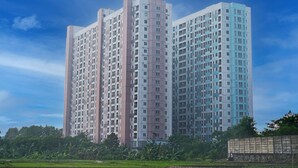 Un edificio residenziale a grattacielo con numerosi piani, ampie finestre e un design architettonico moderno.