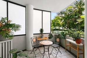 Dining - Ultimo - WATT1 - Wattle Street - Modern 1BR with Balcony Parking in Ultimo Near Chinatown Light Rail (Ultimo)