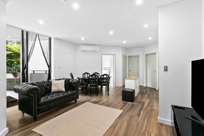 Smart TV - Ultimo - WATT1 - Wattle Street - Modern 1BR with Balcony Parking in Ultimo Near Chinatown Light Rail (Ultimo)