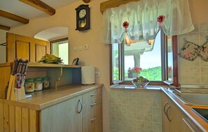 Kjøleskap, ovn, kokeplater og oppvaskmaskin