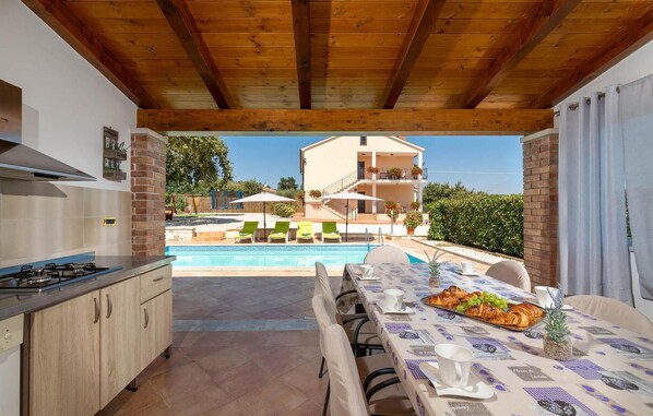 تناول الطعام بالخارج