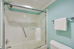 Dusche, Haartrockner, Handtücher, Seife