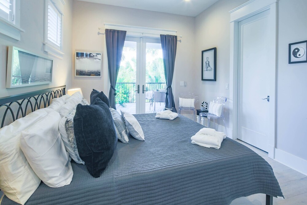 Roof Deck w/ Hot Tub; Ocean Views; DogFriendly; Amenity Cards Included