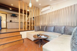 Studiosuite – standard | Oppholdsområde | En 32-tommers LED-TV med Parabol-TV samt peis og oppvarmet gulv