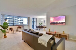 TV, offices - Modern Apt – Steps from Metro (Arlington)