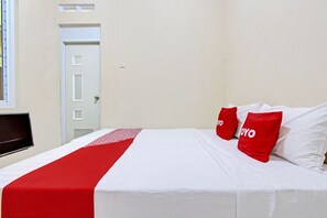 Desk, laptop workspace, free WiFi, bed sheets - OYO Life 93034 Ayri Home (Muncar)