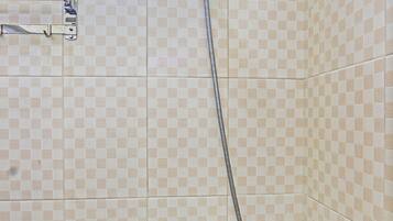 Standard Double Room | Bathroom | Shower, towels