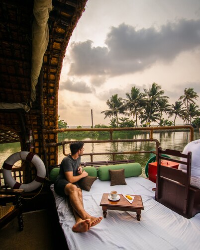 Spice Coast Cruises CGH Earth-Houseboat