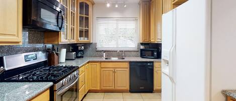 Geladeira, micro-ondas, fogão, cooktop