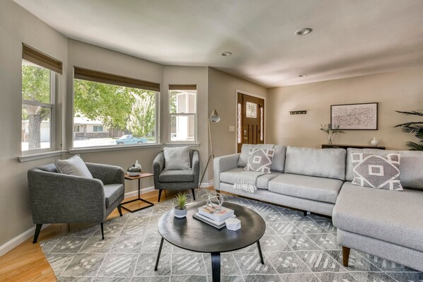 TV - Airy San Jose 4BR w/ Garage, Backyard + Patio, nr Tech, by Blueground (South Bay)