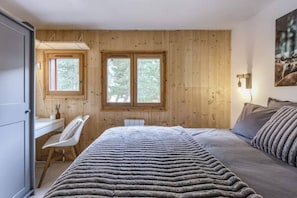 1 Schlafzimmer, Schreibtisch, Bügeleisen/Bügelbrett, Reisekinderbett