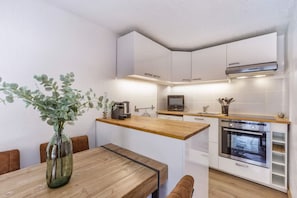 Mikrowelle, Ofen, Herdplatte, Wasserkocher mit Kaffee-/Teezubehör