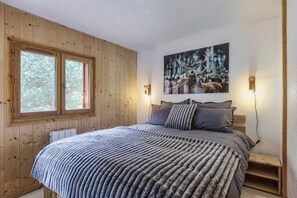 1 soverom, skrivebord, strykejern/-brett og reiseseng for barn