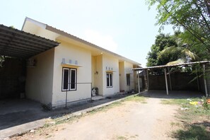 Exterior - OYO Life 93153 Kos Jenggala (Tanjung)