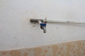 Douche, serviettes fournies, savon