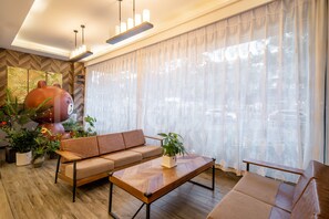 Coin salon dans le hall