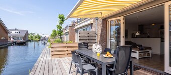 Groot appartement met terras direct aan het water