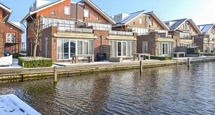 Large apartment with terrace directly on the water