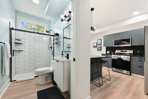 Eco-friendly toiletries, hair dryer, towels - ★ HostWise Stays ★ Off-Street Parking, 2 Full Baths, Great Patio! (Pittsburgh)