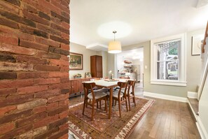 Dining - ★ HostWise Stays ★ Off-Street Parking, King Bed, Amazing War Streets! (Pittsburgh)