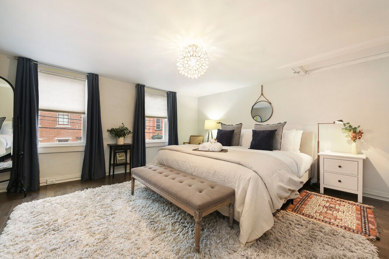 1 soverom, skrivebord, strykejern/-brett og reiseseng for barn