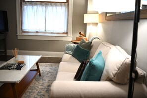 Smart-TV, bøker og kontorer